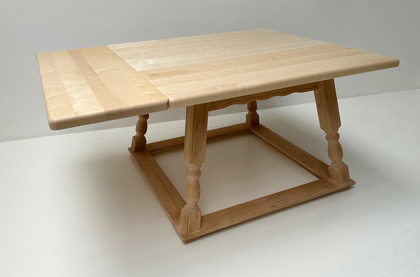 Jogl-Tisch 120/120 mit Schub mit Fußrahmen, Ahornplatte, Ansteckplatte 40 cm Ahorn