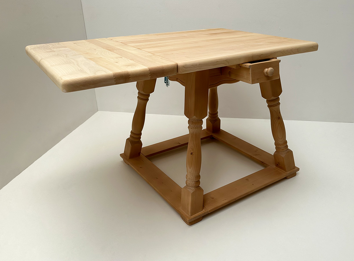 Jogl-Tisch 4520-Amberg 80/80 mit Schubladen, mit Fußrahmen, Ahornplatte, Ansteckplatte