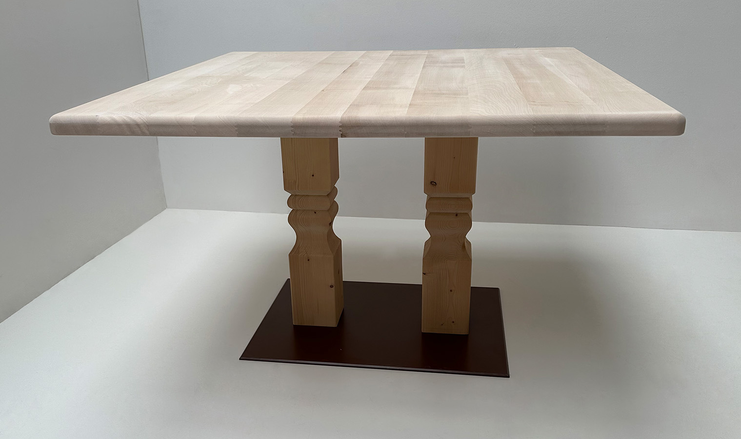 Klostertisch Mittelsäulen-Tisch, Fußscheibe Metall, gefrästen Säulen, 120/120 cm, Ahornplatte roh
