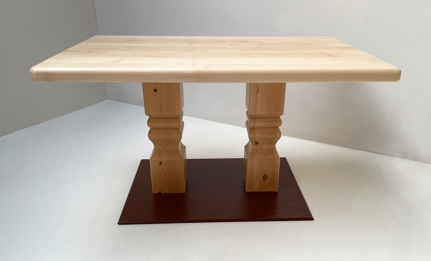 Mittelsäulen-Tisch gefräst, mit Fußscheibe Metall, Ahornplatte 90/160 cm
