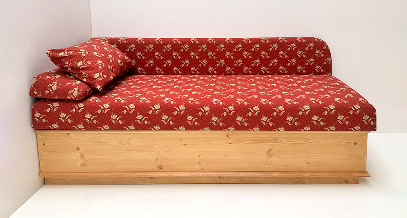 Anbauliege Ofenbankliege Chiemgau, Kopfteil links, Stoff Kössen rot