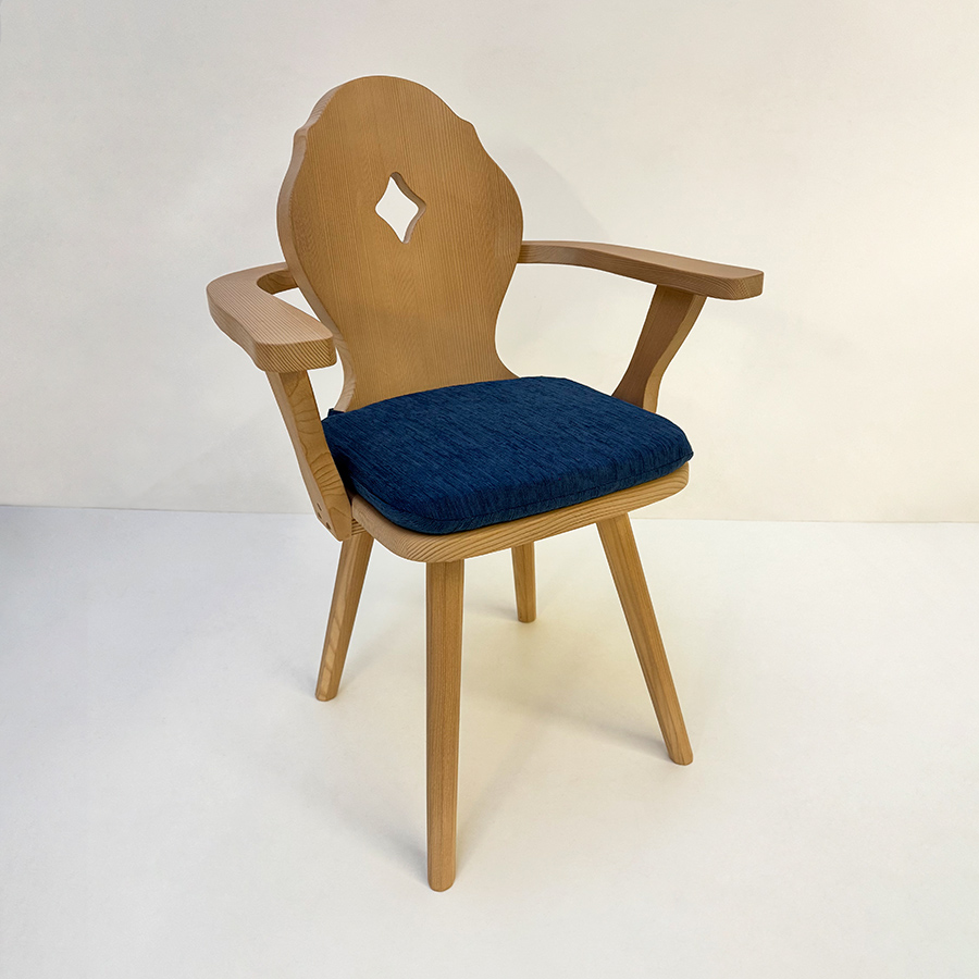 Armlehn-Bauernstuhl 1013 mit gebogener Rückenlehne, Fichte , Polster genäht, Landshut blau