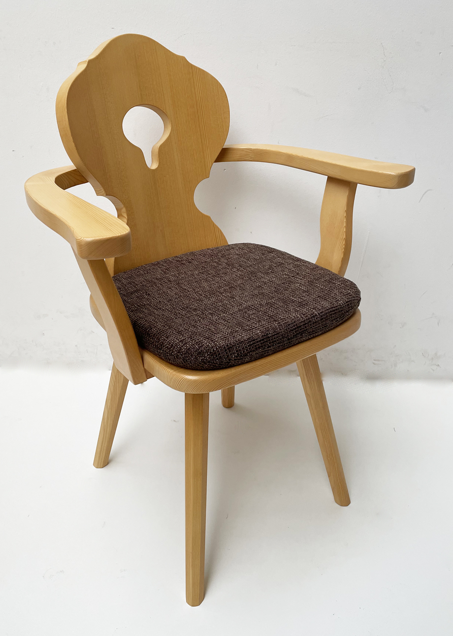 Armlehn-Bauernstuhl 1003, Fichte massiv, Sonderton St. Anton lackiert, Polster genäht, Natura braun