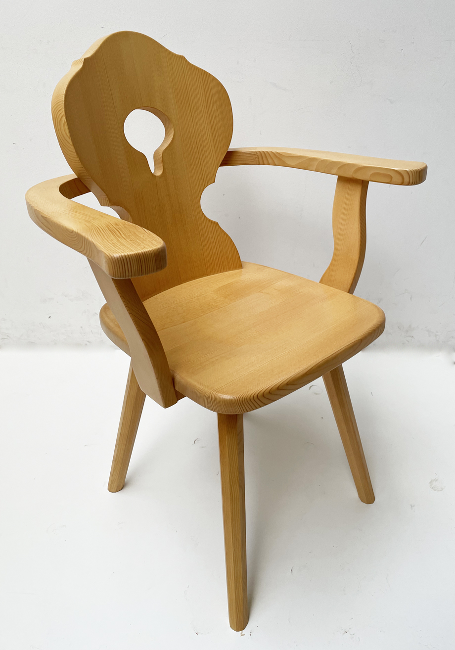 Armlehn-Bauernstuhl 1003 mit gebogener Rückenlehne, Fichte massiv, Sonderton St. Anton lackiert