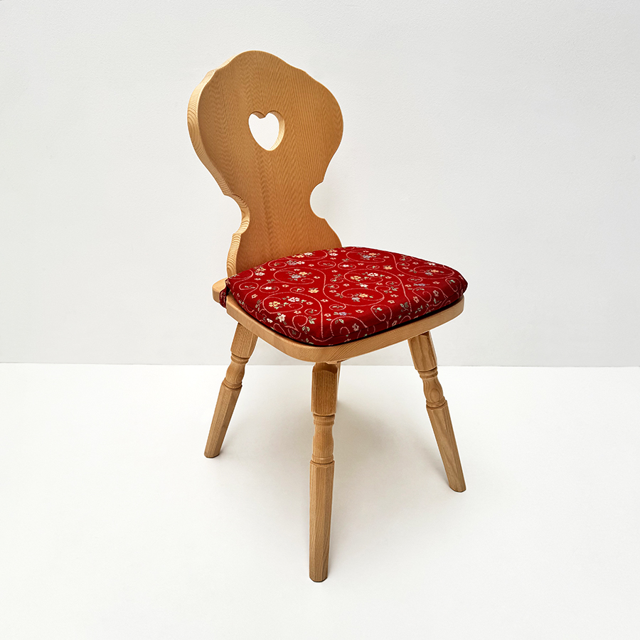 Bauernstuhl Munich, München, gedrechselter Fuß, Rosner lackiert, Polster genäht mit Lasche, TS-1688