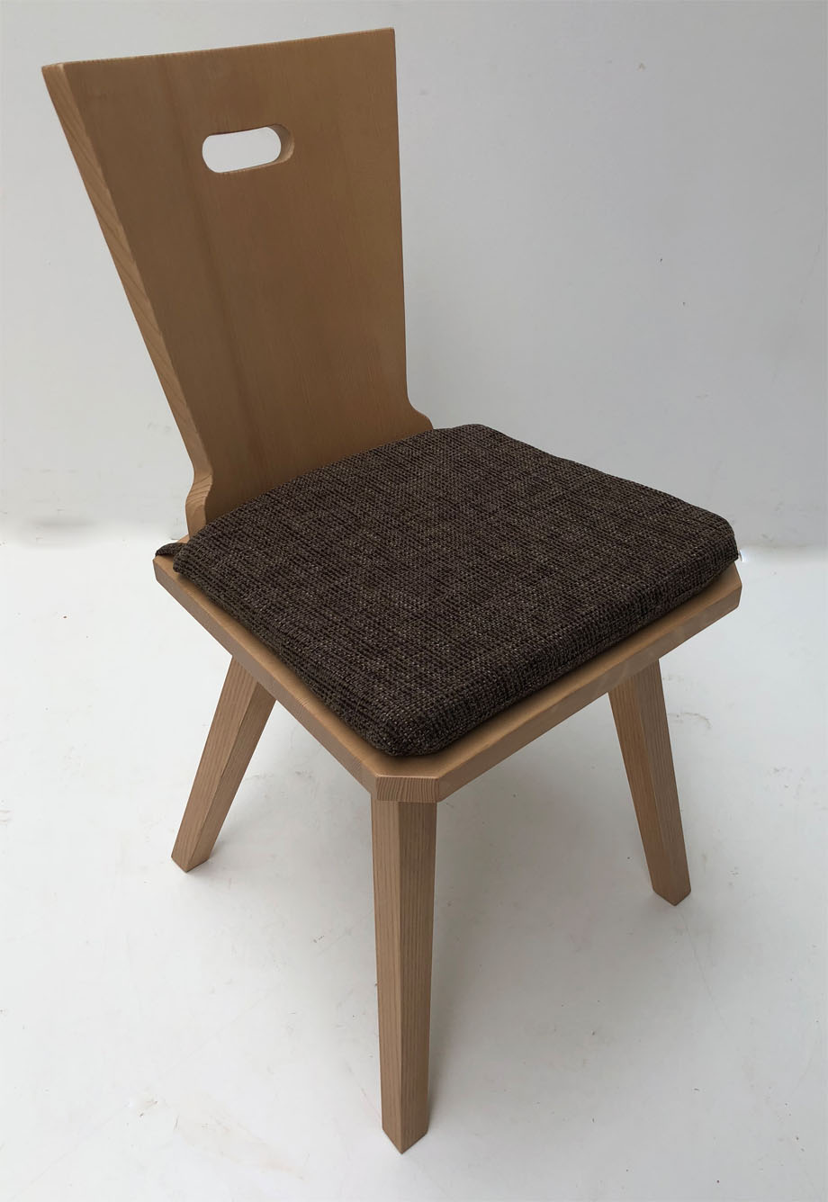 Bauernstuhl Modell WS7, Antik kleur 1 lackiert, Polster genäht Natura 804 braun, mit Laschen und Öse