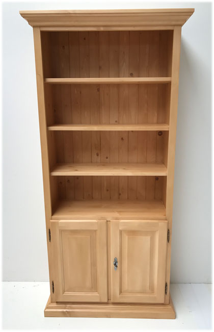 Bücherregal Füssen Wertach breit , mit Türen, Sockel