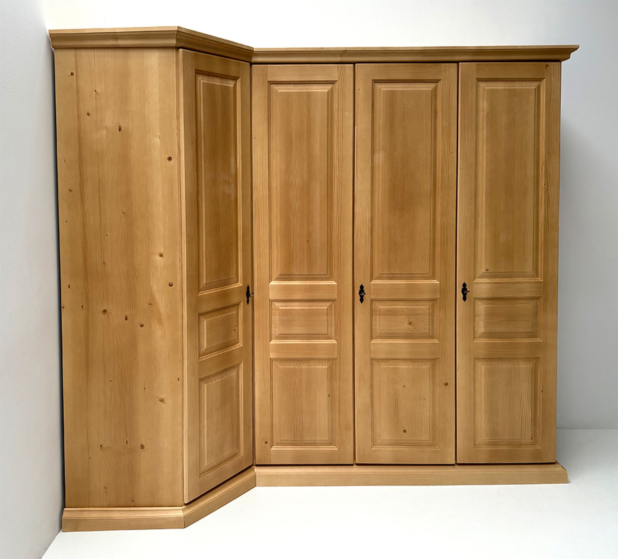 Schrank Trient 4-trg.  Eckkleiderschrank, Sonderanfertigung 90/245 cm, Höhe 216 cm