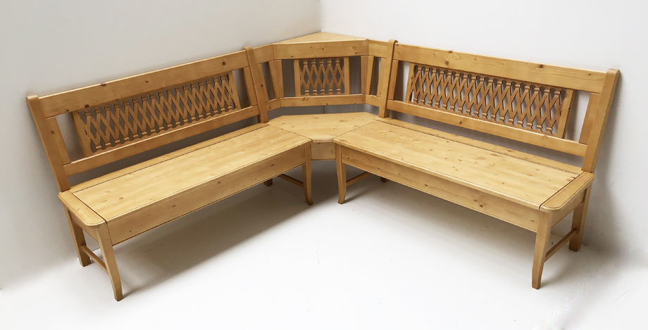 Eckbank Kramsach, 190/190 cm , mit Truhen, Honig lackiert