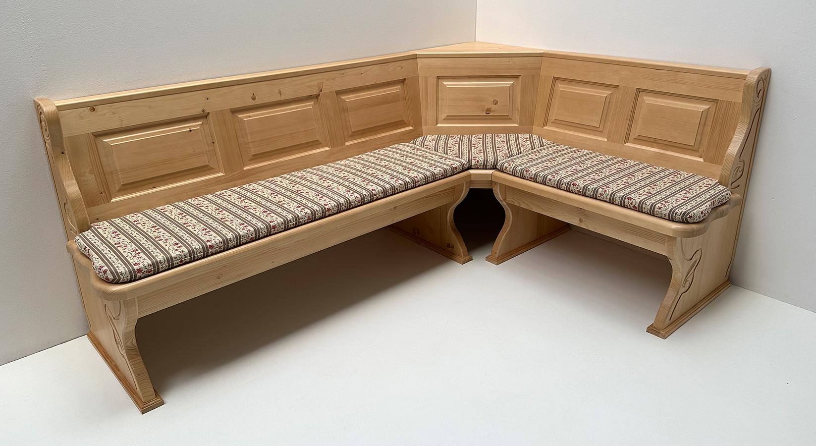 Eckbank Lindau 215/150 cm, XXL-Truhen, Wangen geschnitzt, Polster genäht, Waidhaus beige