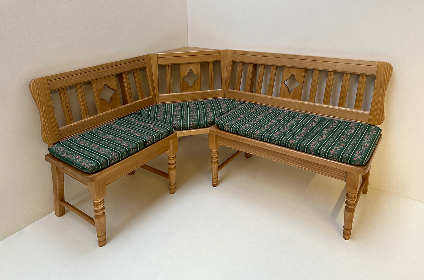 Eckbank Rangau 125/165 mit Sprossen, Fichte, Antik hell, Polster genäht, Waidhaus grün