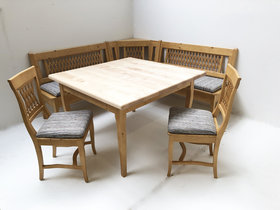 Eckbankgruppe Kramsach, Eckbank 190/190 cm, Vierfußtisch Ahornplatte 120/120 cm, 2 Stühle, Salzburg