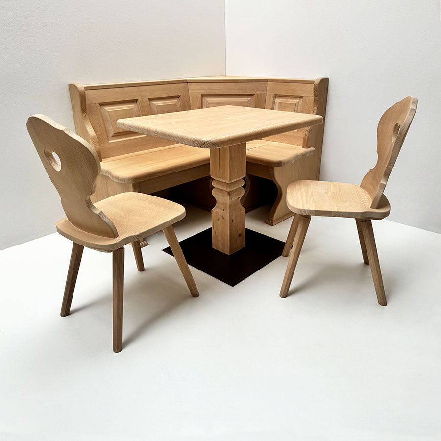 Eckbankgruppe Lindau 140/100, Truhen, Mittelsäulentisch 70/80 cm, abgerundet, Stühle Munich