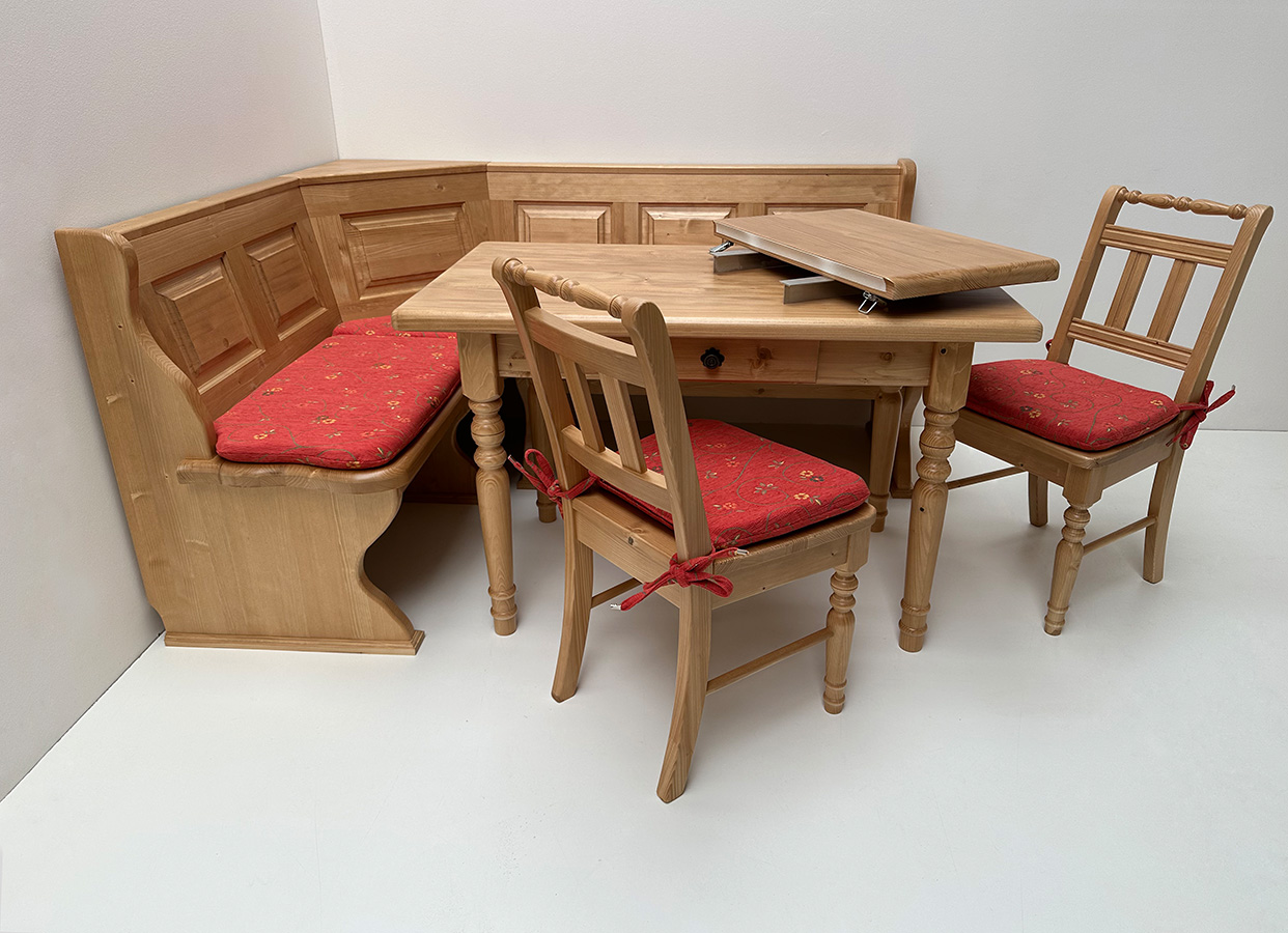 Eckbankgruppe LINDAU 145/185 Fichte, Tisch 4135, 110/70 cm, Stühle 3140, Polster Pöchlarn Ranke rot