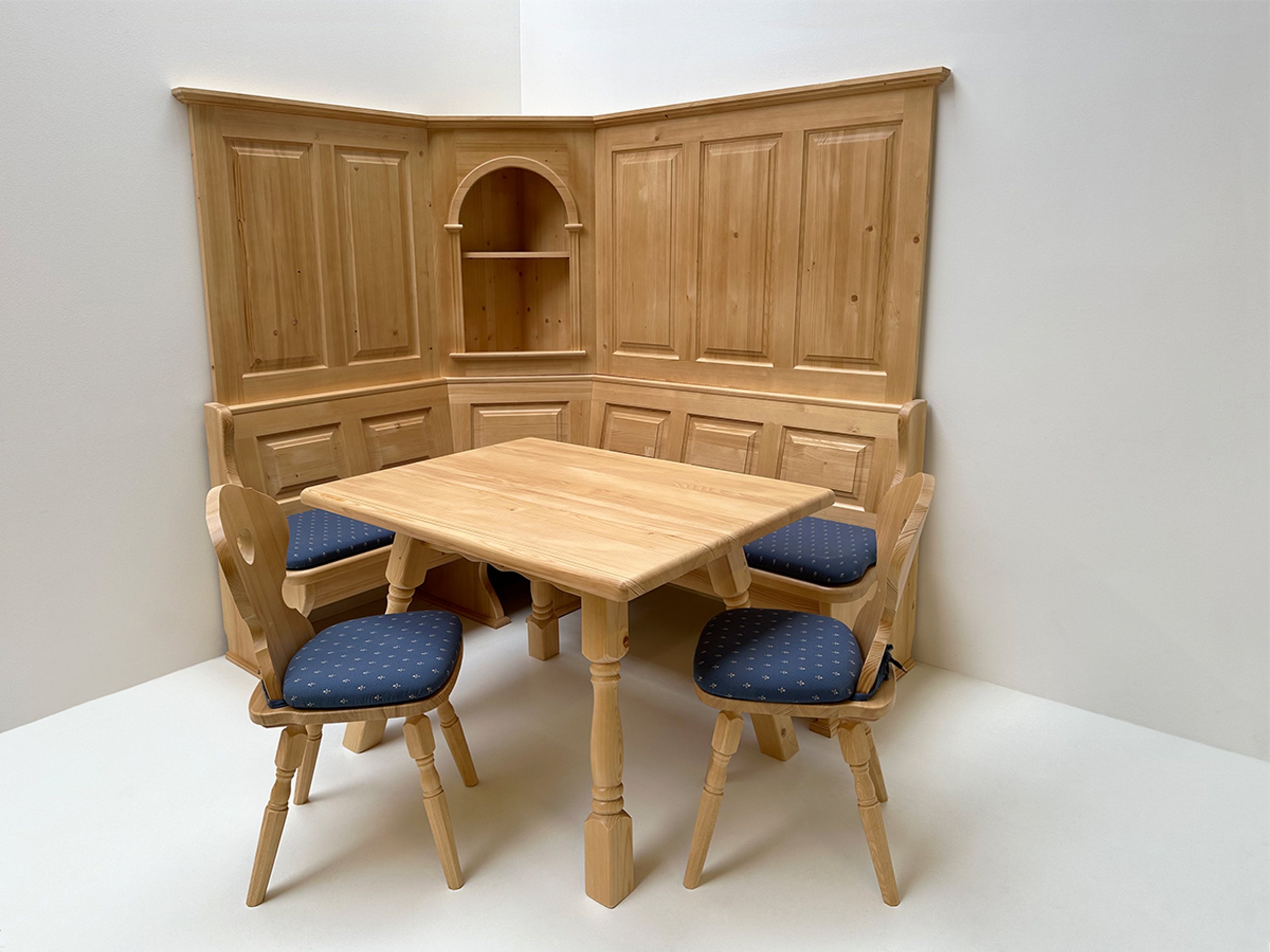 Eckbankgruppe Lindau 145/195cm, Truhen, Wandverkleidung, Tisch 85/120 cm, Stühle Munich, Kundl blau