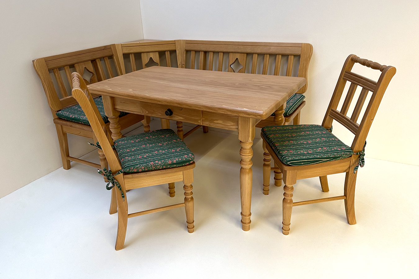 Eckbankgruppe Rangau 125/165, Tisch 120/70 cm, 2 Stühle, Antik hell, Waidhaus grün