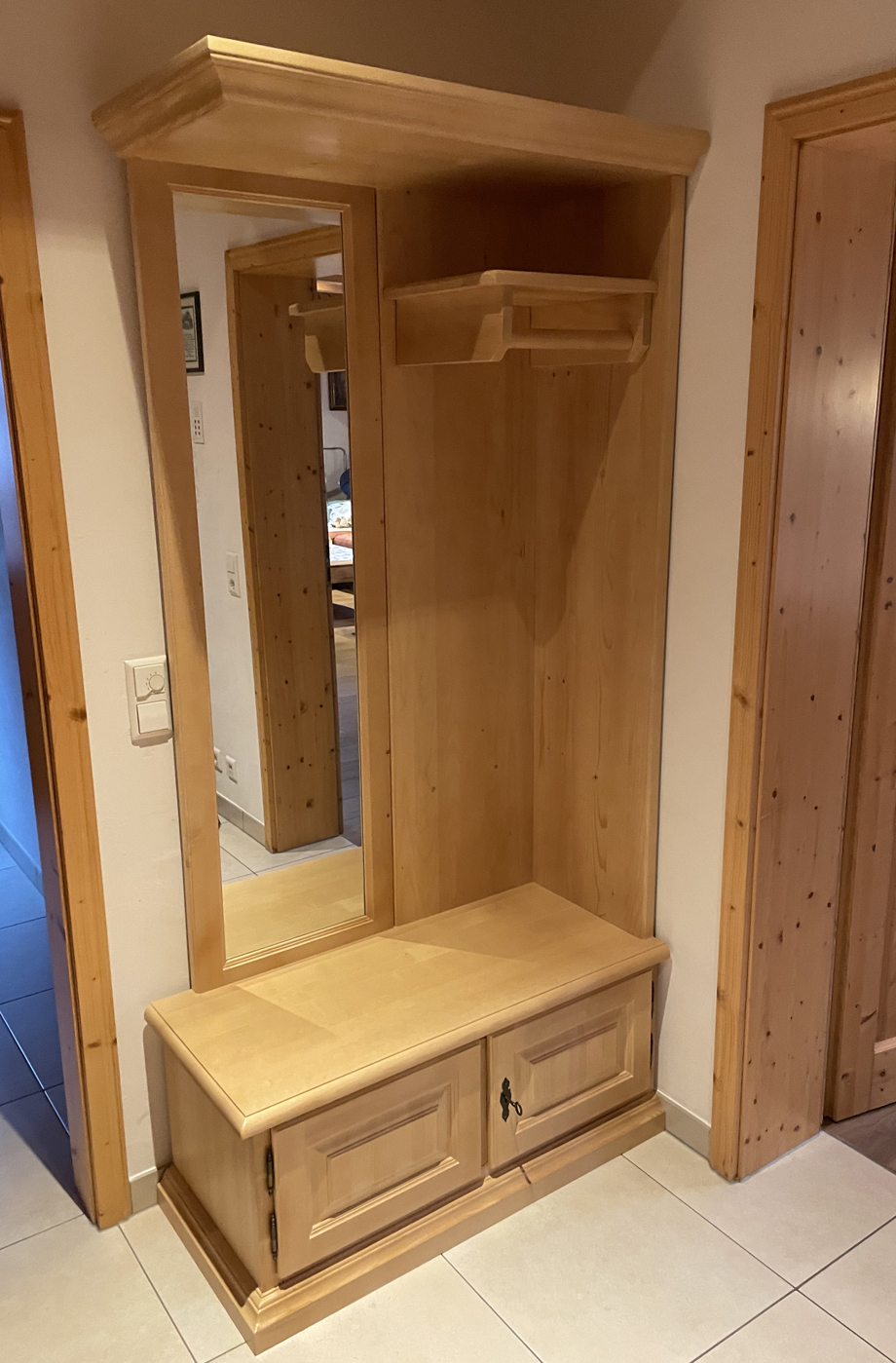 Garderobe Füssen mit Panele und Spiegel, Schuhkommode