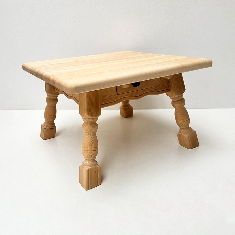 Jogl-Couchtisch 4510 Lindau, Schubladen durchziehbar, schräg gestellte Füße, Ahornplatte 80/80 geölt