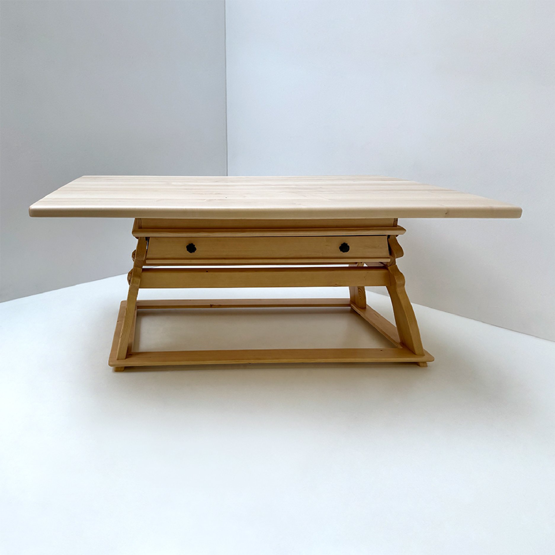 Jogl-Tisch Landau, Sondermaß 120/200 cm, geschnitzt, Ahornplatte, mit Schubladen, Metallknöpfe
