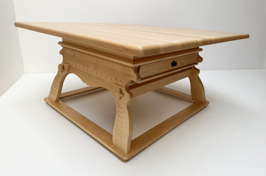 Jogltisch JOGLXXL, 150/150 cm, H 76 cm, der große Bruder vom Jogl Tisch Landau, geschnitzt