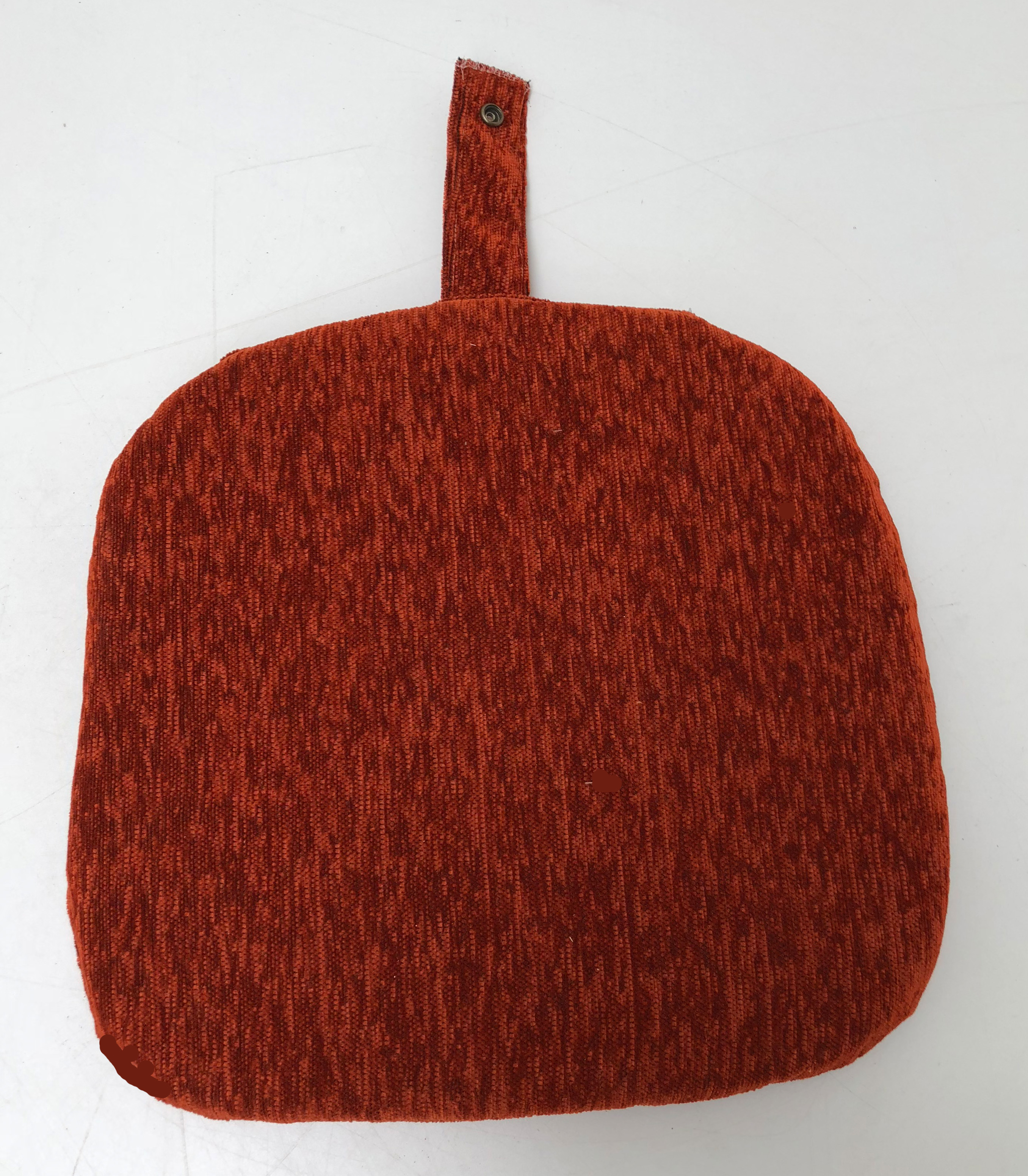 Stuhlkissen EKA 1 genäht nach Schablone mit Lasche, Wendedruckknopf, Landshut rot