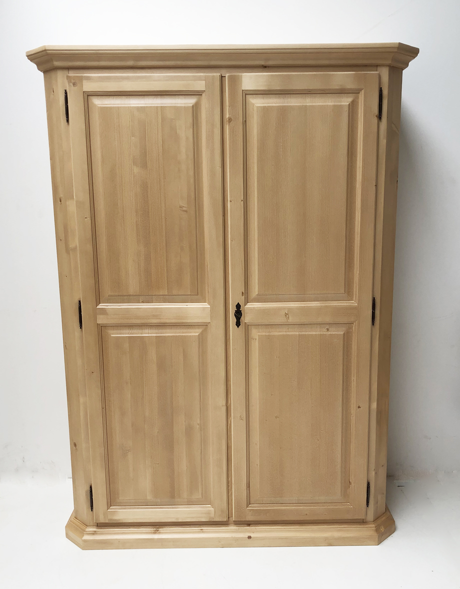 Kleiderschrank-Fuessen-2-trg.jpg