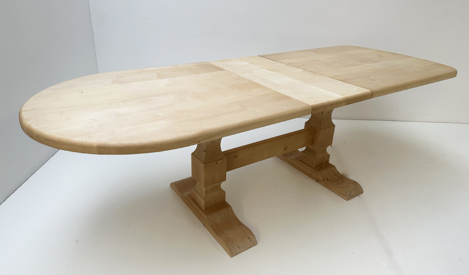 Klostertisch Mittelsäulen-Tisch, gefräste Säulen, 90/200/240 cm Ovalplatte, Ahorn, 1 Einlegeplatte