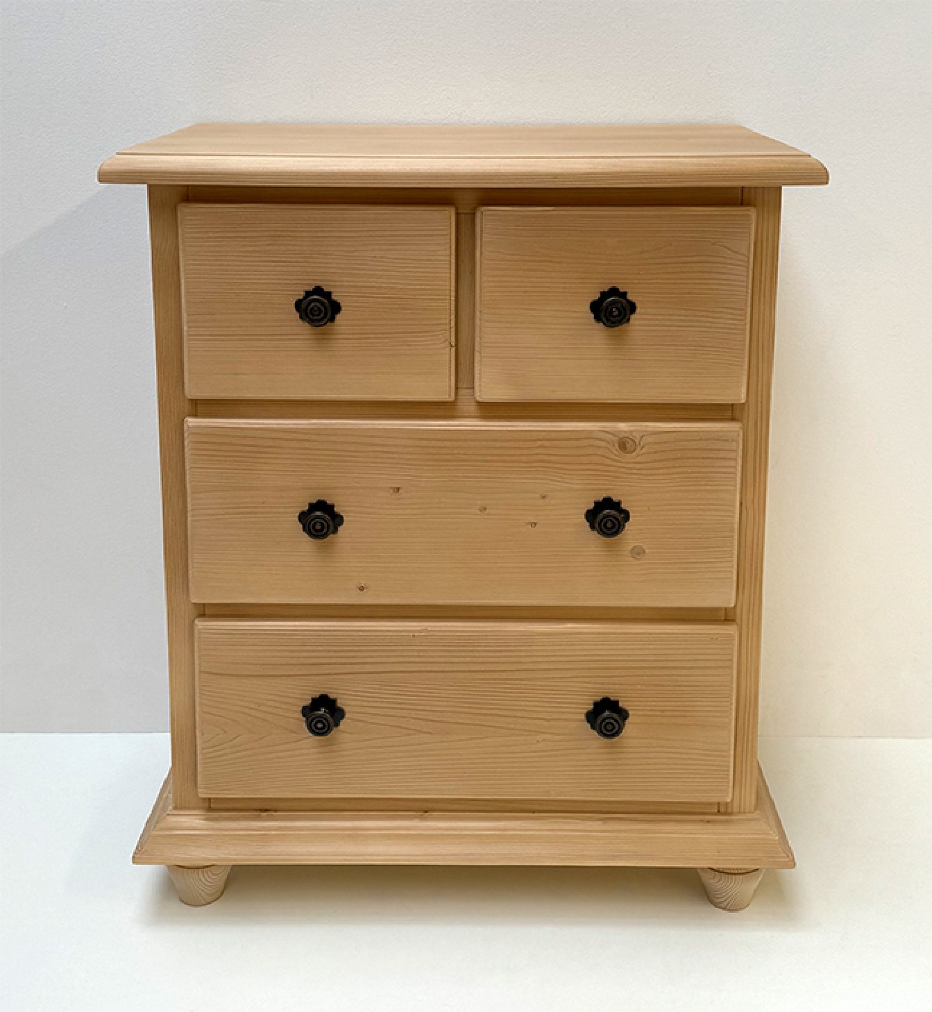 Kommode Füssen, B70 cm, 4 Schubladen, 2 groß, 2 klein, mit Metallknopf, Rosner gewachst