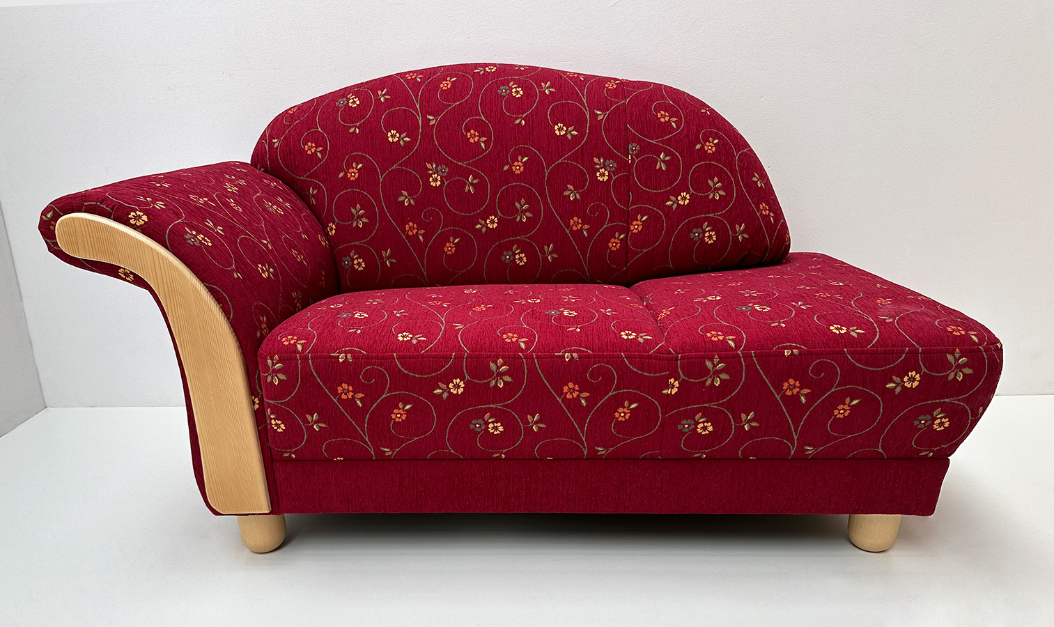 Kurzsofa Davos 440-36 Armlehne links fest, Sonderlänge 150 cm, Stoff Pöchlarn Ranke bordeaux, Uni