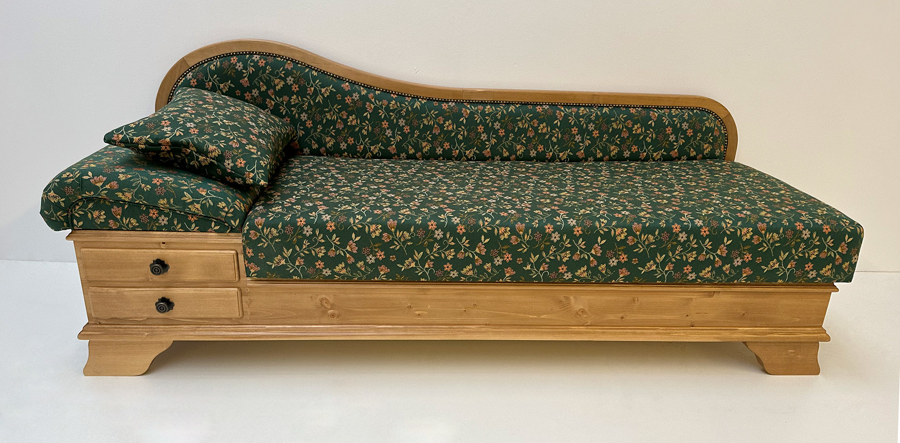 Sofa Liege Garmisch, Sonderlänge 205 cm, Antik hell, Stoff Mülheim grün