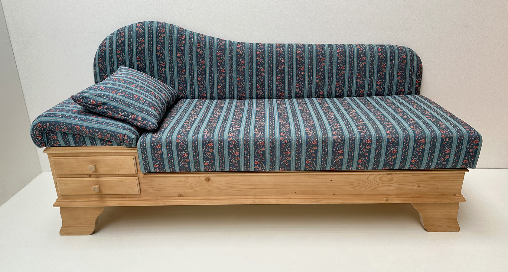 Sofa Liege Chiemgau, Waidhaus blau, 38 Lagerstoffe preisgleich