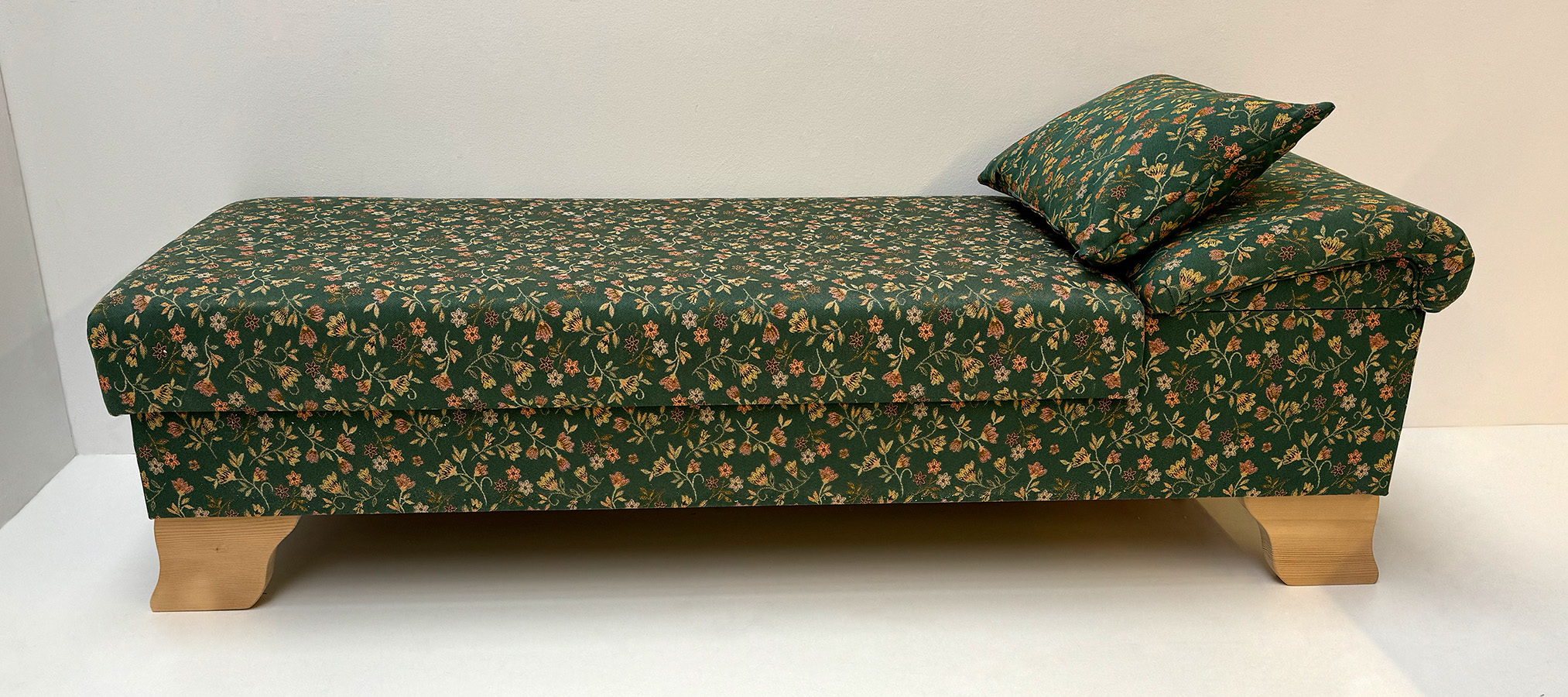 Liege Diwan Rosenheim, freistehend, ohne Funktion, Sitzhöhe 50 cm, Mülheim grün, 38 Lagerstoffe !