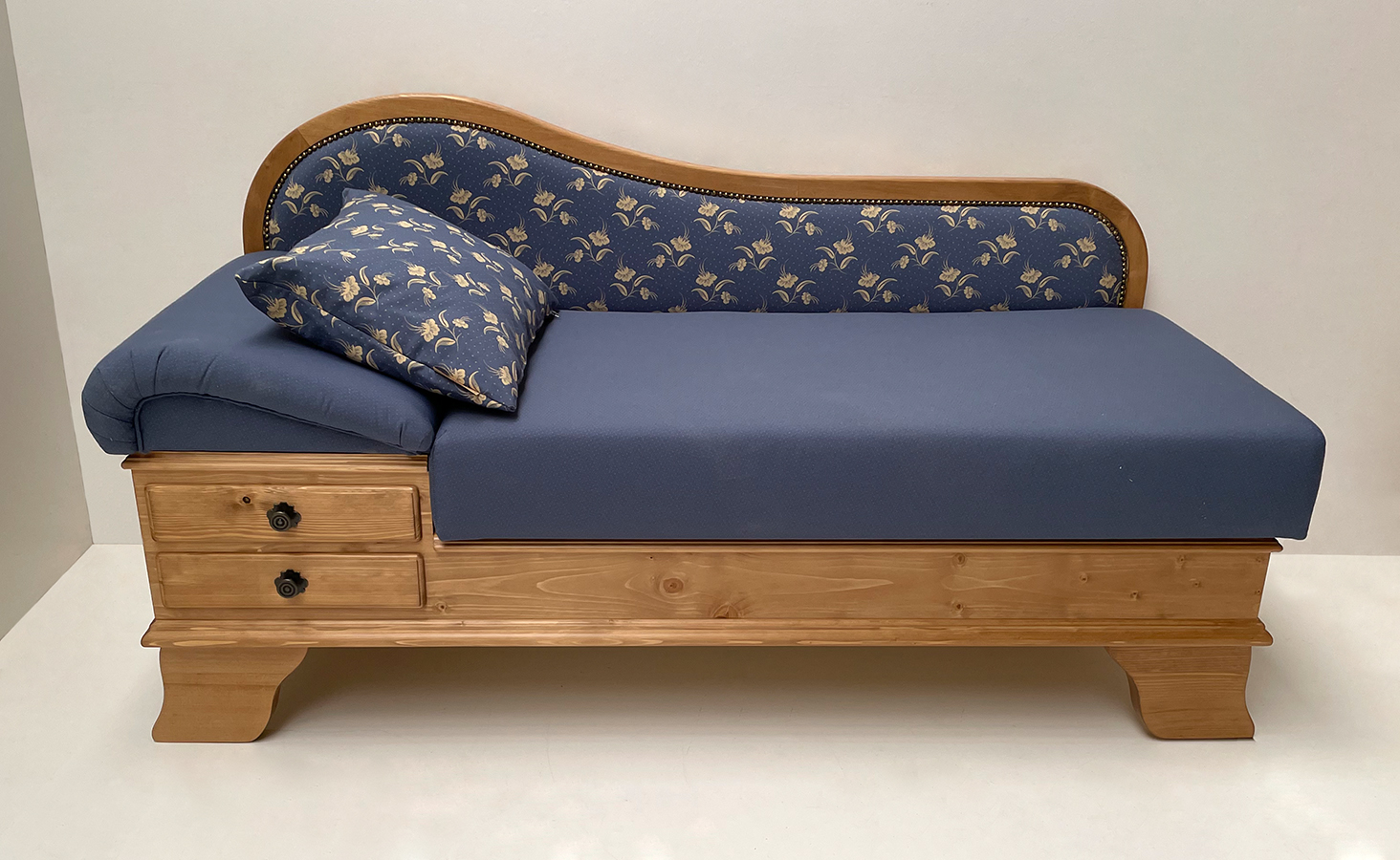 Sofa Liege Garmisch,  Sonderlänge 170 cm, Kopfteil links, Antik hell, Kössen blau, Wels blau