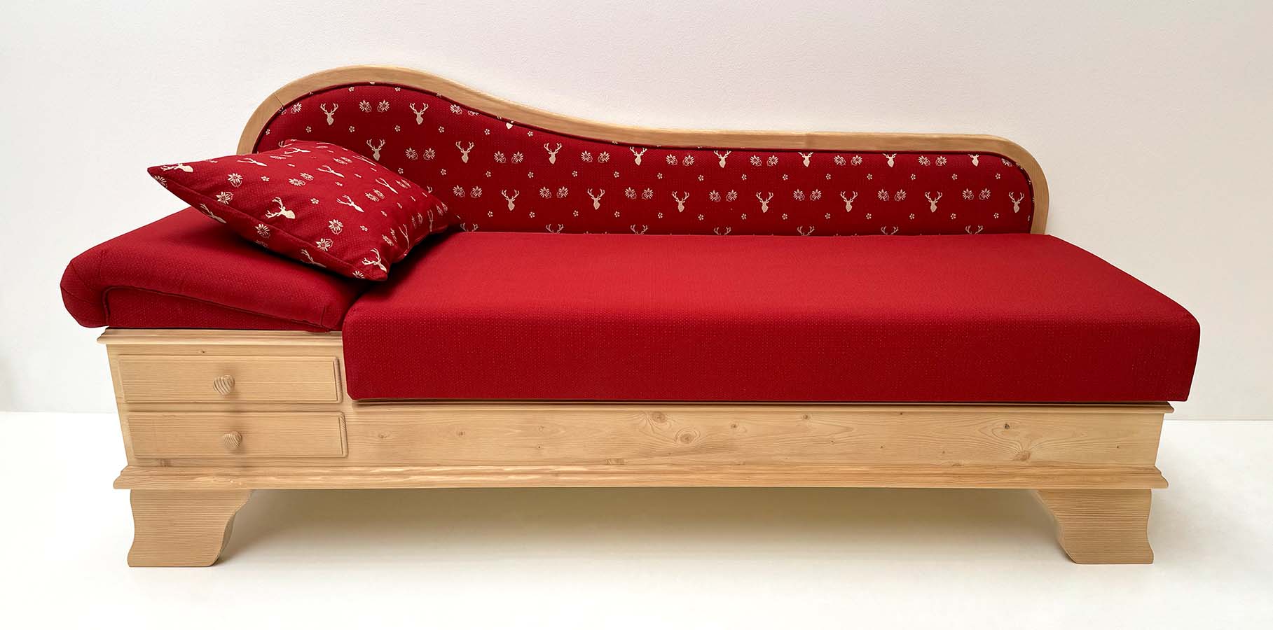 Sofa Liege Garmisch TS-3001 Hirsch rot, TS-3015 Uni rot, Rücken mit Keder Einfassung