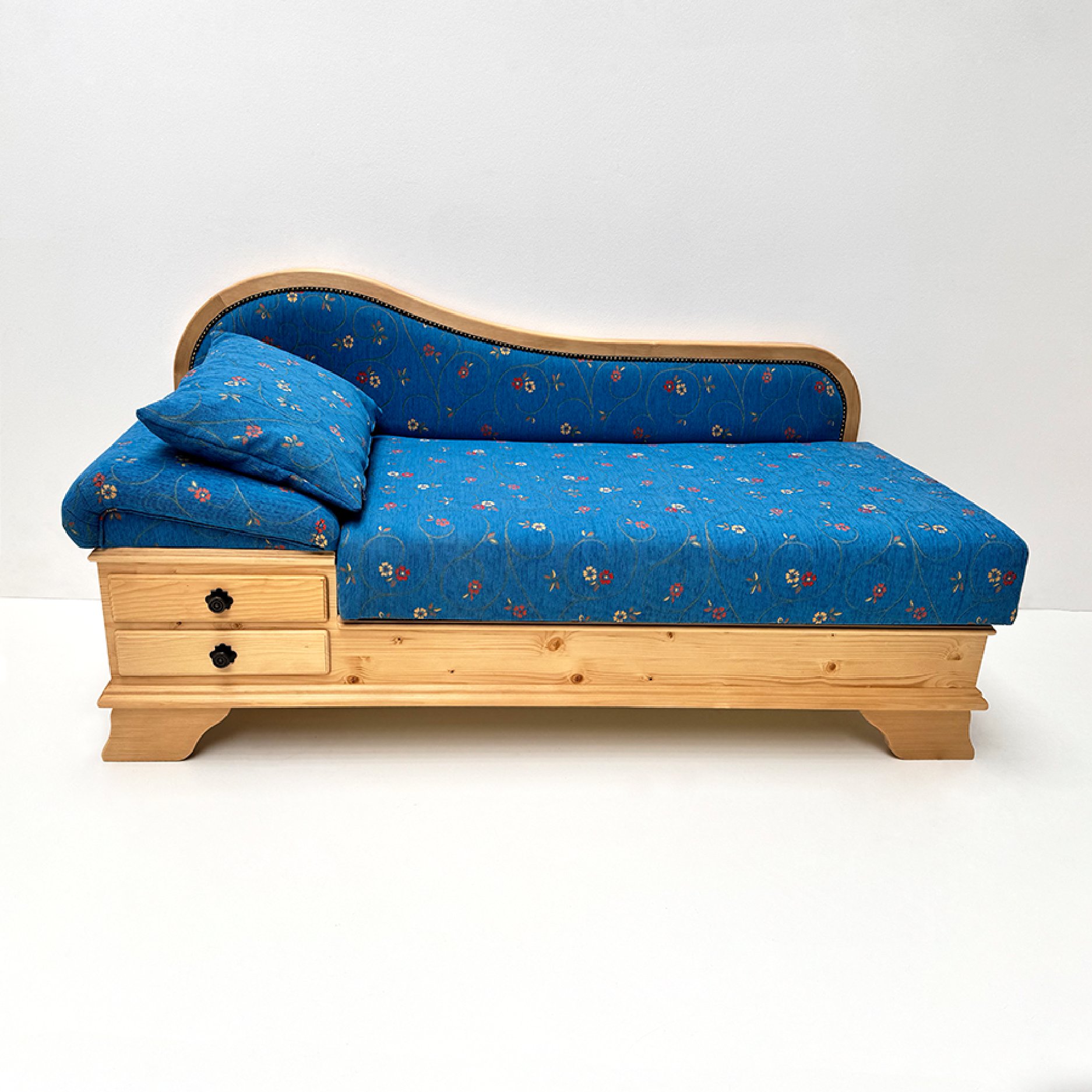 Sofa Liege Garmisch, Sonderlänge 170 cm, Rosner Hartwachs, Stoff Pöchlarn Ranke blau