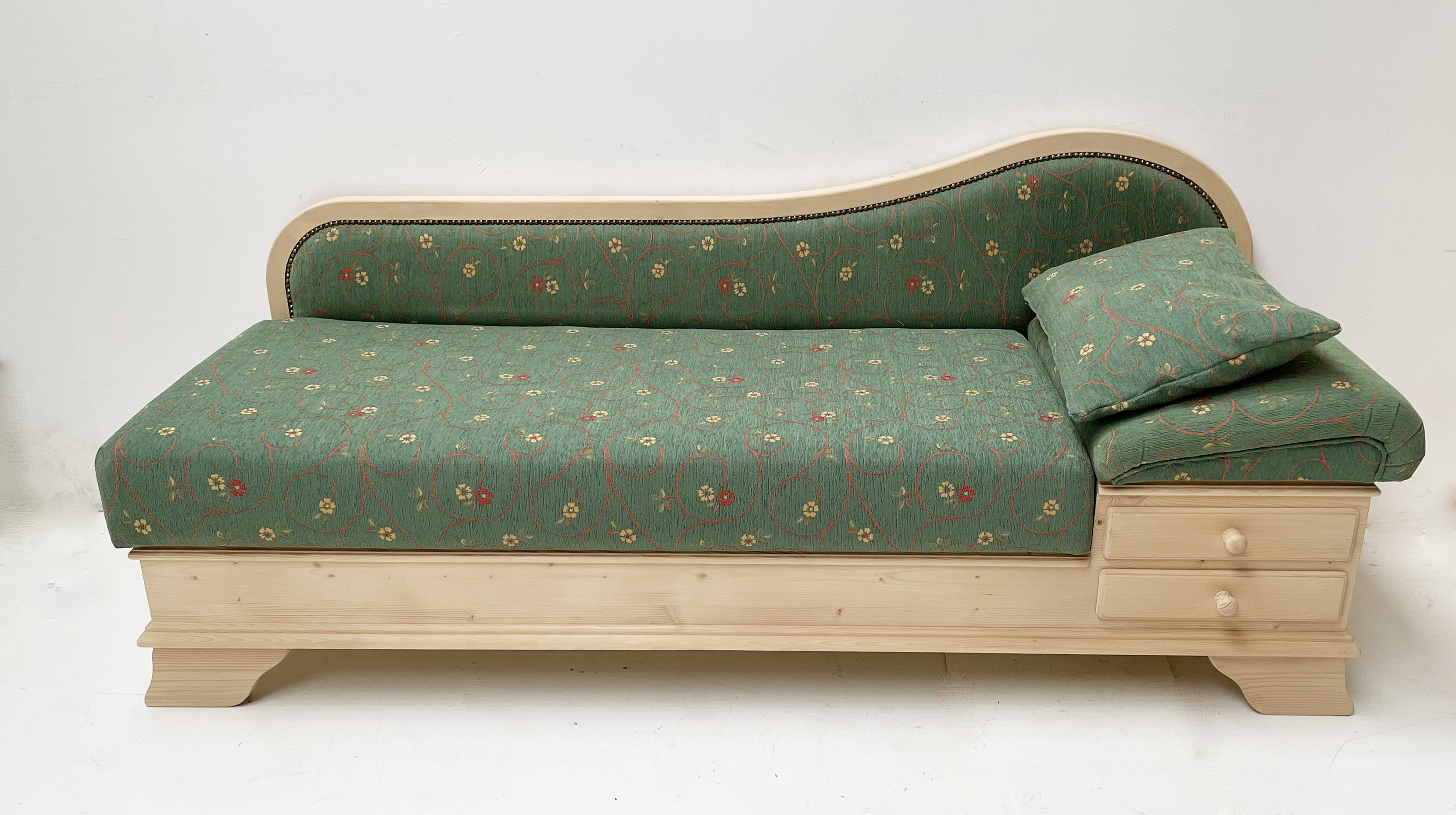 Sofa Liege Garmisch, Kopfteil rechts, Pöchlarn Ranke grün, 38 Lagerstoffe preisgleich