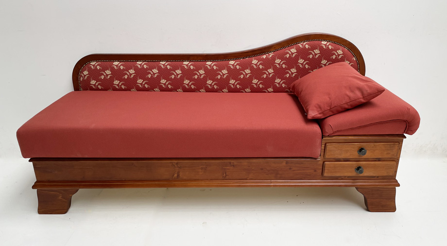 Sofa Liege Garmisch, Tisch, Sitzerhöhung 50 cm, Sonderton Kiefer dunkel, Kössen rot, Wels rot