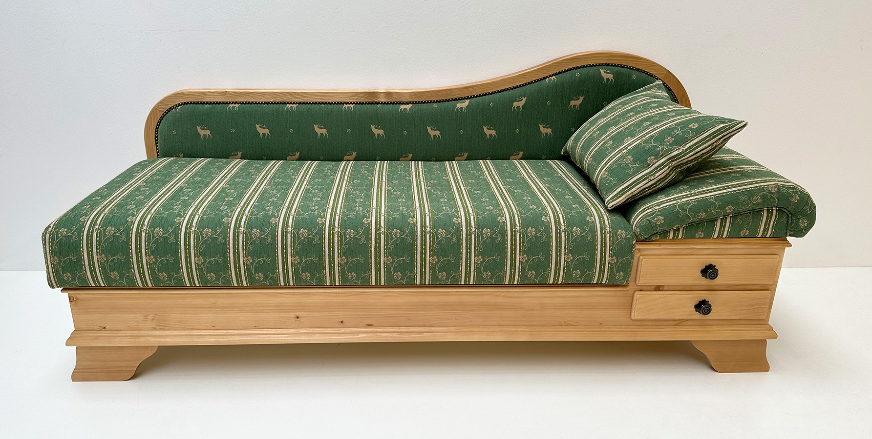 Sofa Liege Garmisch, Stoff Hindelang, TS-6243 Hirsch grün und TS-6237 Streifen grün