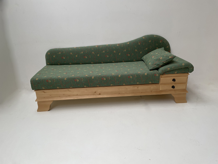 Sofa Liege Chiemgau, Sonderlänge 220 cm, Sitzhöhe 50 cm, Pöchlarn Ranke grün