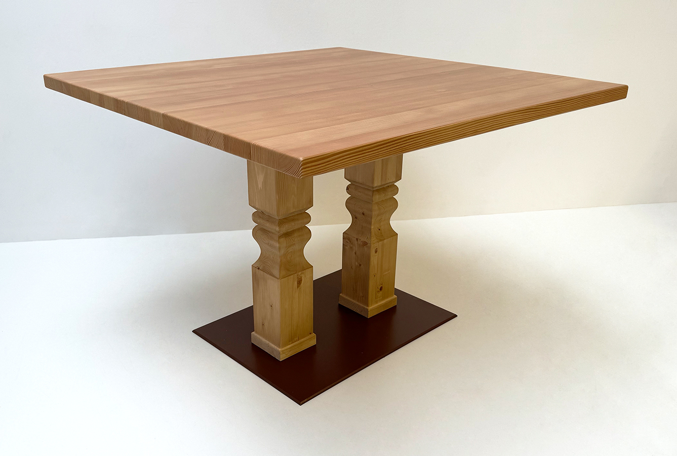 Mittelsäulen-Tisch, Fußscheibe Metall, gefrästen Säulen, 120/120 cm, für Rollstuhl erhöht 83 cm