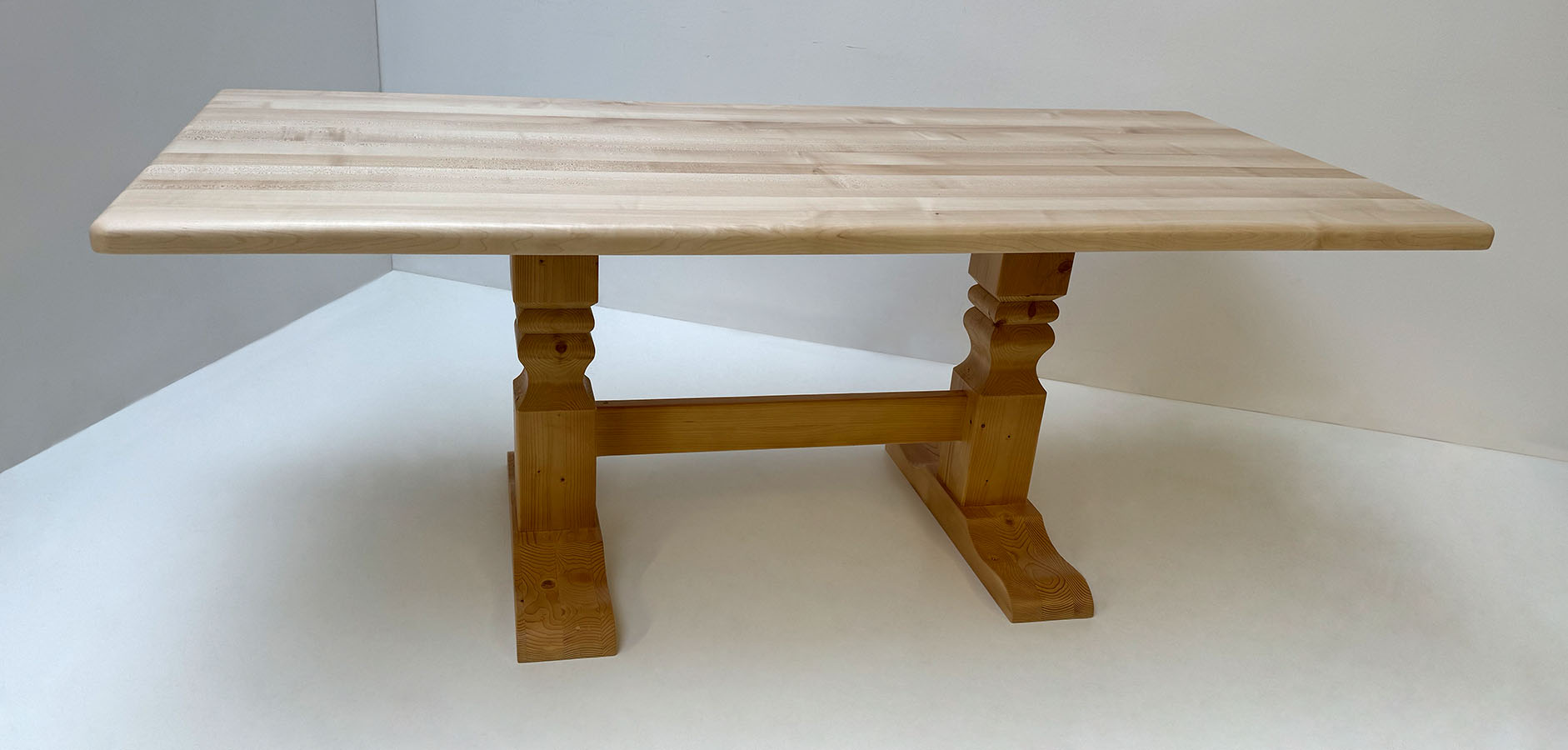 Klostertisch Mittelsäulen-Tisch mit Gefrästen Säulen, 90/180 cm, Ahornplatte massiv