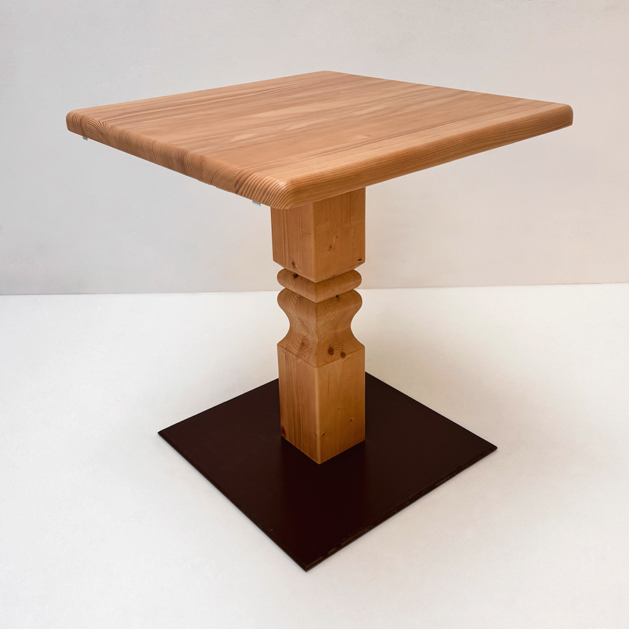 Klostertisch Mittelsäulen-Tisch, Fichteplatte 70/70 cm, gefräste Säule, Fußscheibe Metall