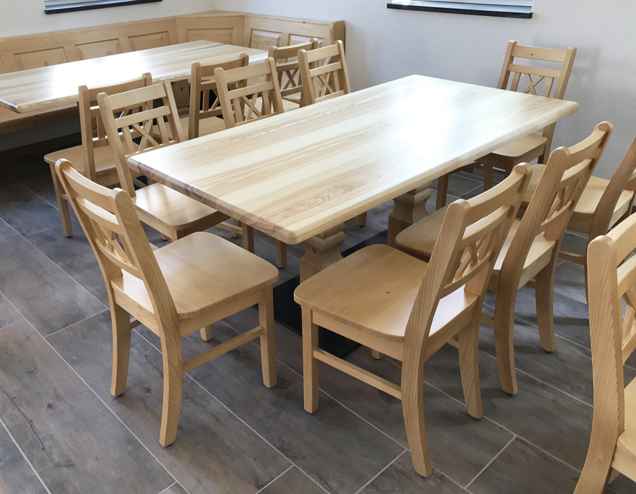 Mittelsäulen-Tisch 90/180 cm, Escheplatte mit Braunkern, gefräste Säulen, mit Fußscheibe Metall