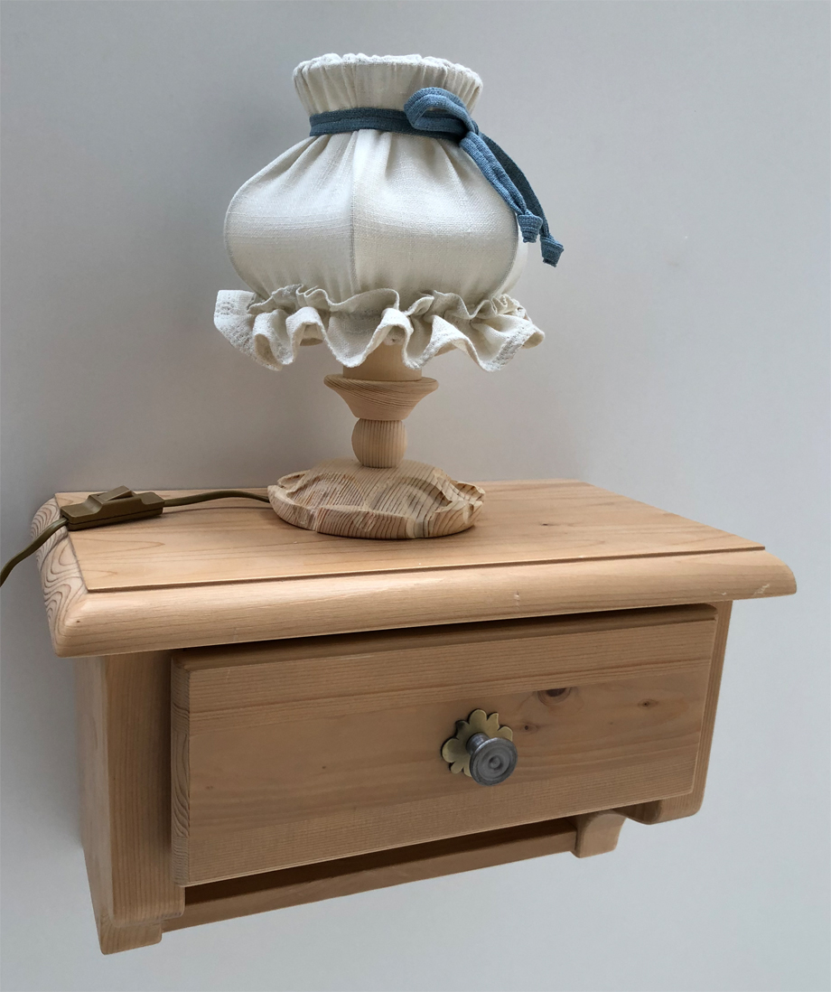 Tischlampe Salzburg, Fichte hell, Schirm mit Band blau