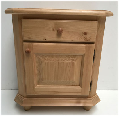 Nachtkommode Trient rechts mit Schräge, Holzknopf