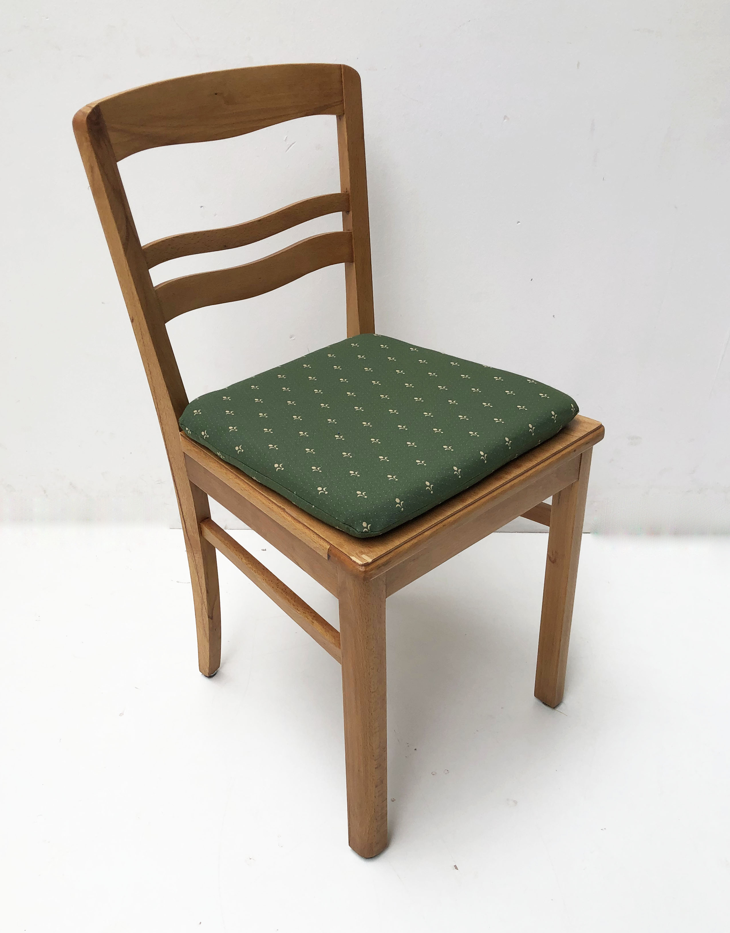 Polster für  EKA Esszimmer Stühle. Sitz  genäht, Kundl grün , mit Laschen und Wendedruckknopf