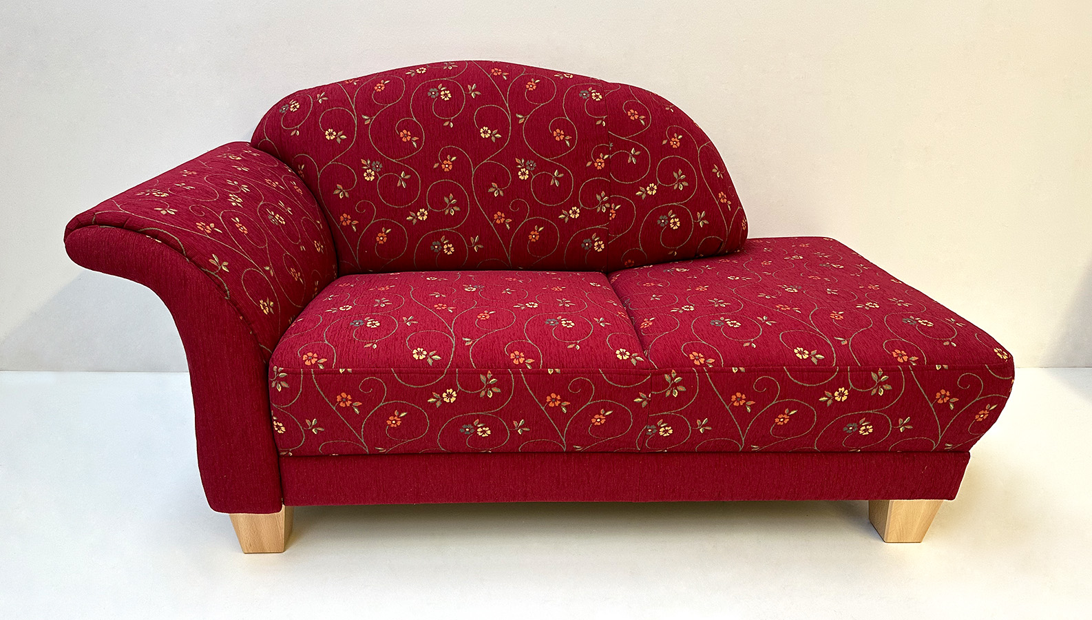 Kurzsofa Davos 440-36 Armlehne links fest, Länge 165 cm, Stoff Pöchlarn Ranke bordeaux