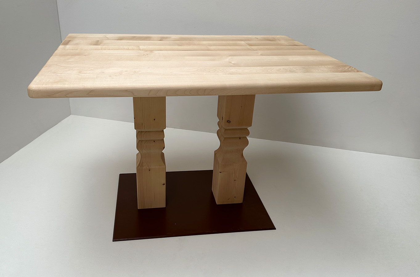 Klostertisch Mittelsäulen-Tisch , Fußscheibe Metall, gefrästen Säulen, 120/80 cm, Ahornplatte geölt