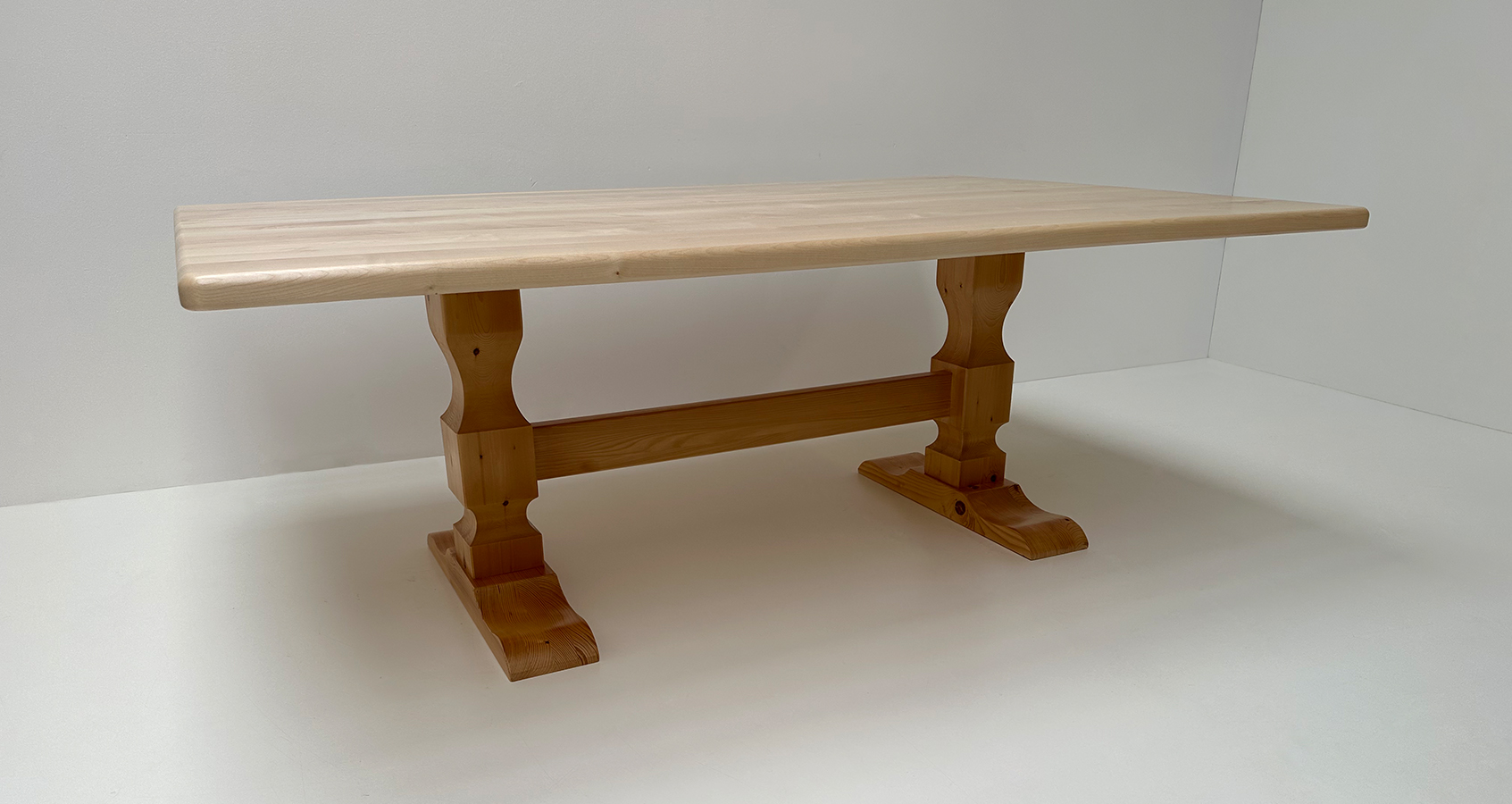 Klostertisch Mittelsäulen-Tisch mit Gefrästen Säulen, 130/200 cm, Ahornplatte massiv