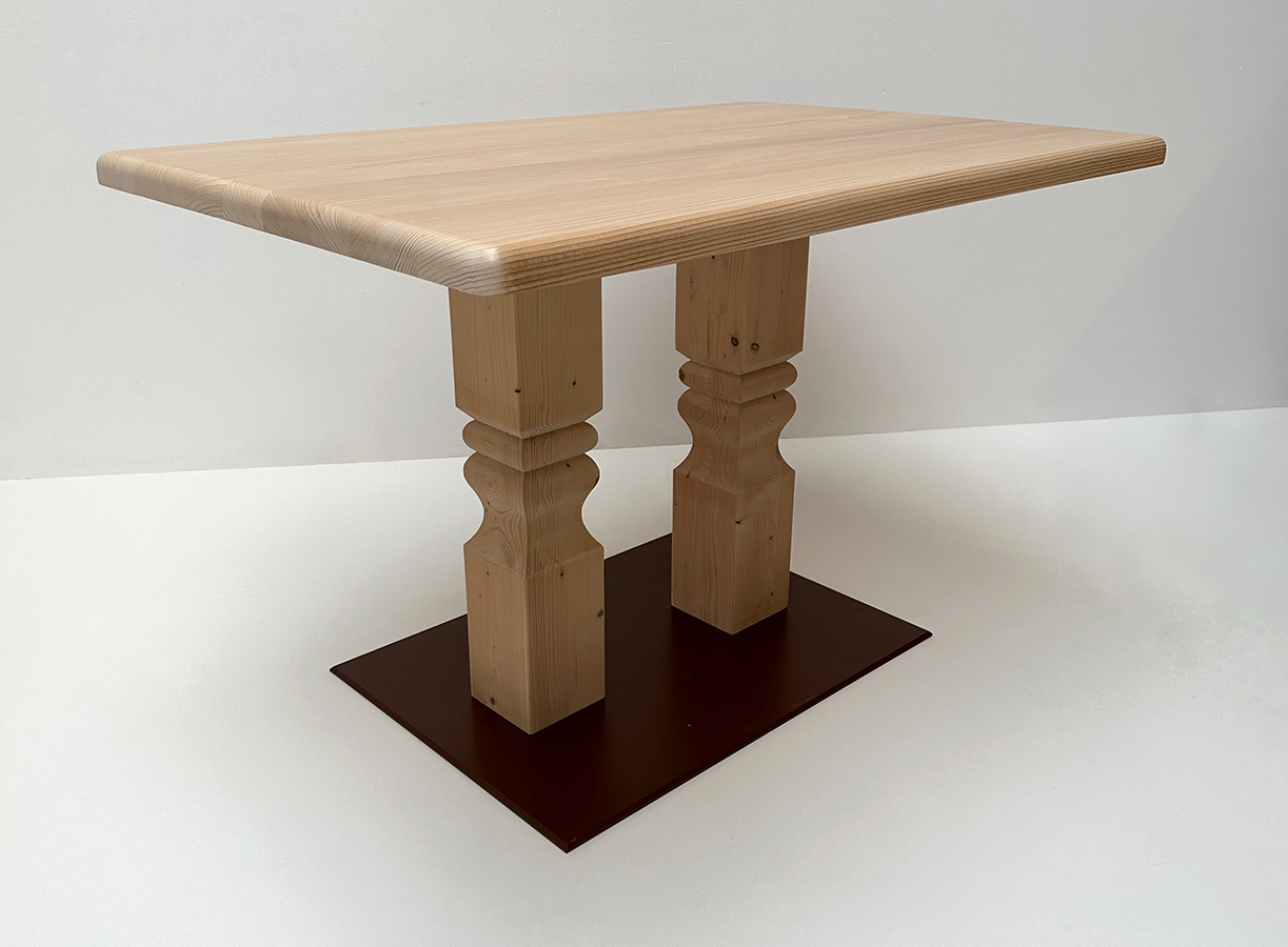 Klostertisch Mittelsäulen-Tisch 80/120 cm, Fichteplatte, gefräste Säulen, Fußscheibe Metall